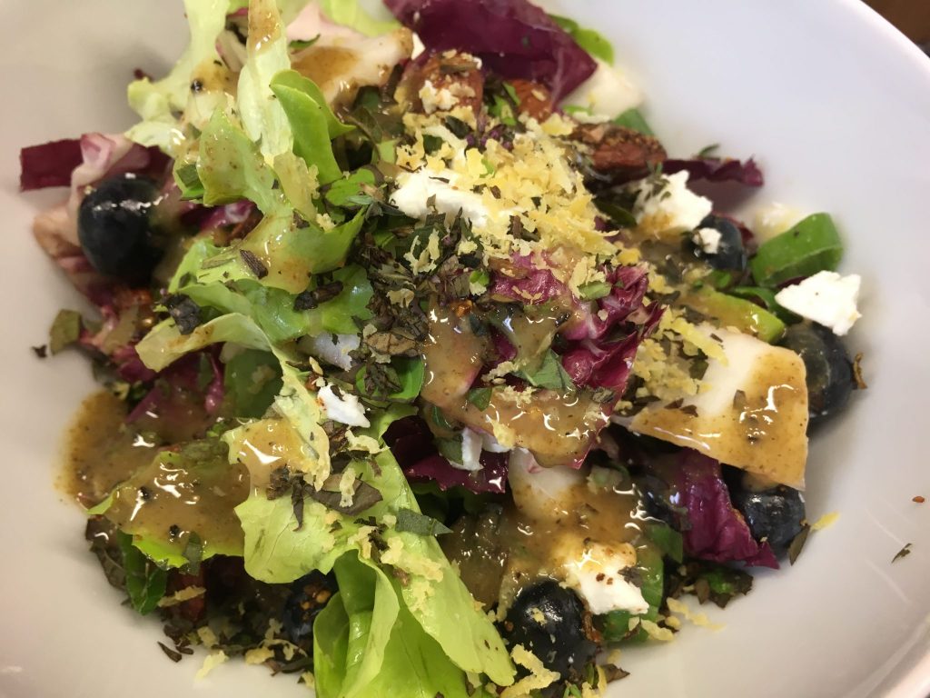 Blattsalat mit Heidelbeeren, Mandeln, Feta und Zitronen Mohn Dressing