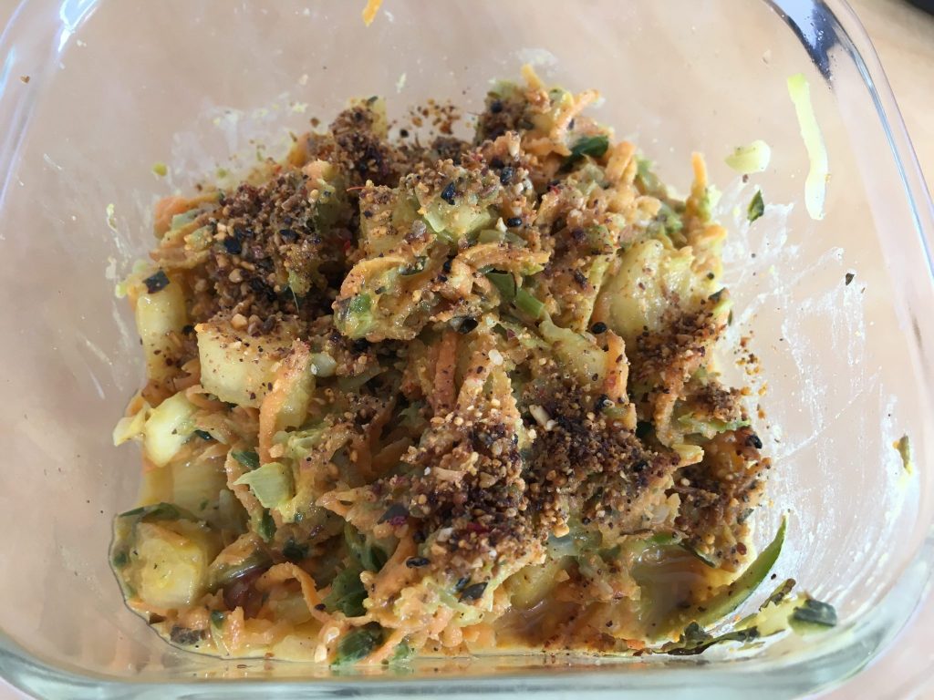 Farmer Salat mit Karotten, Ananas, Ingwer und Mandel-Mayonnaise