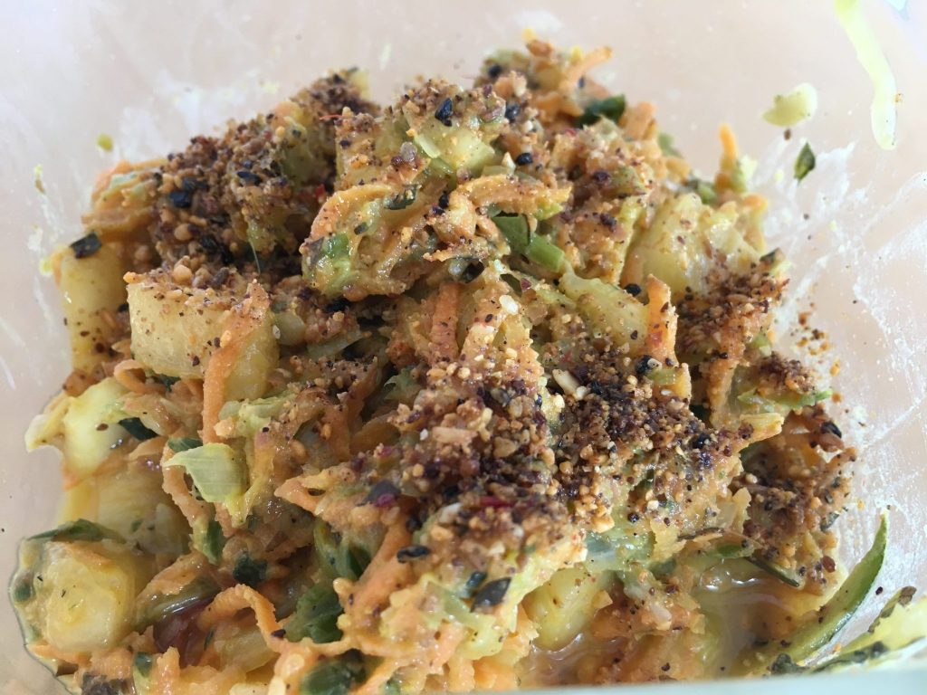 Farmer Salat mit Karotten, Ananas, Ingwer und Mandel-Mayonnaise