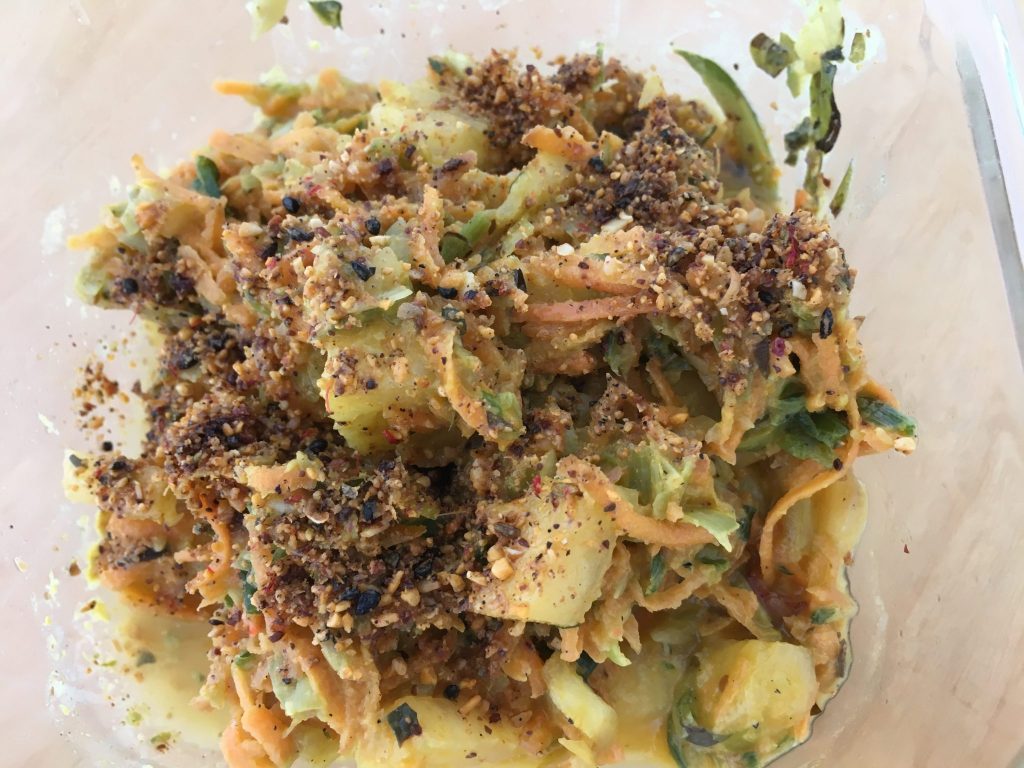 Farmer Salat mit Karotten, Ananas, Ingwer und Mandel-Mayonnaise