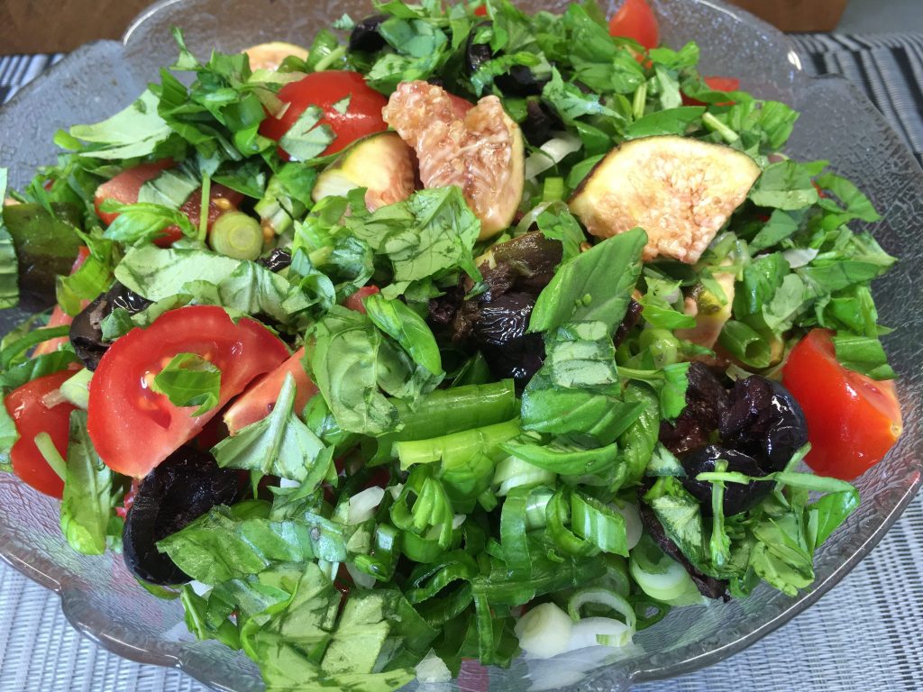 Tomaten Salat mit Feigen, Macadamia Nüssen und Oliven
