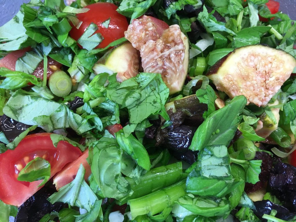 Tomaten Salat mit Feigen, Macadamia Nüssen und Oliven