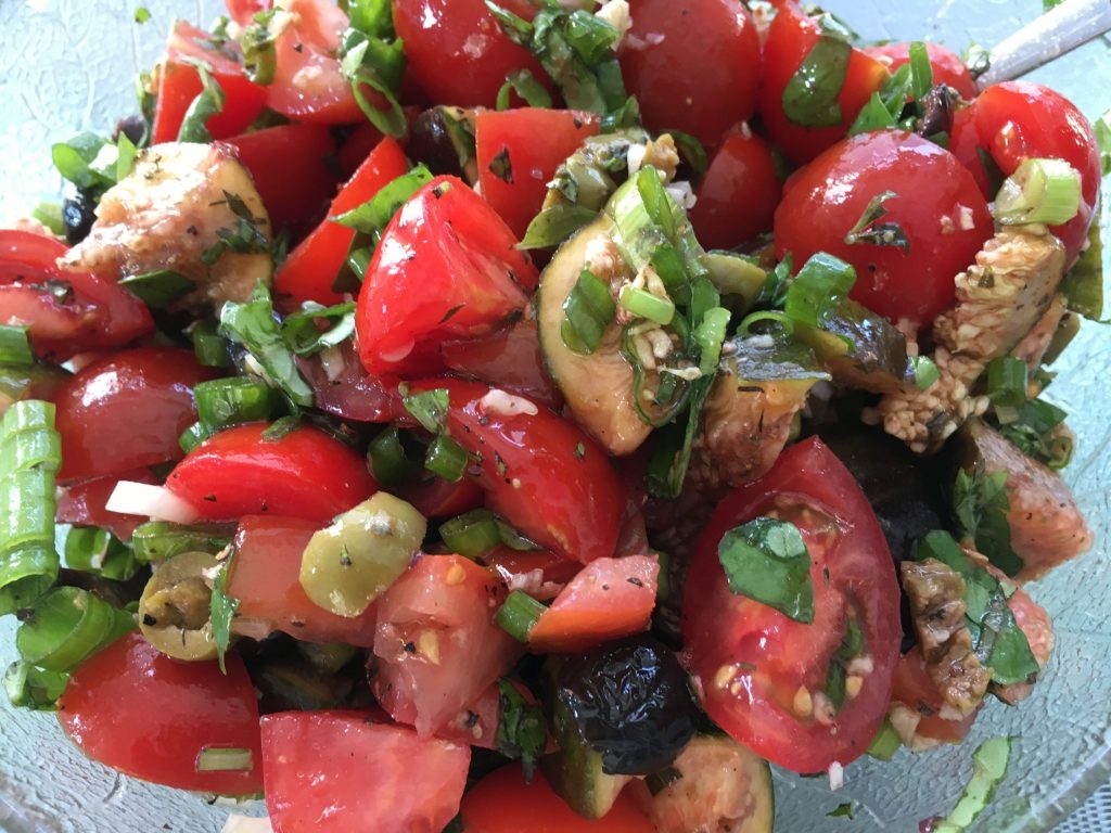 Tomaten Salat mit Feigen, Macadamia Nüssen und Oliven