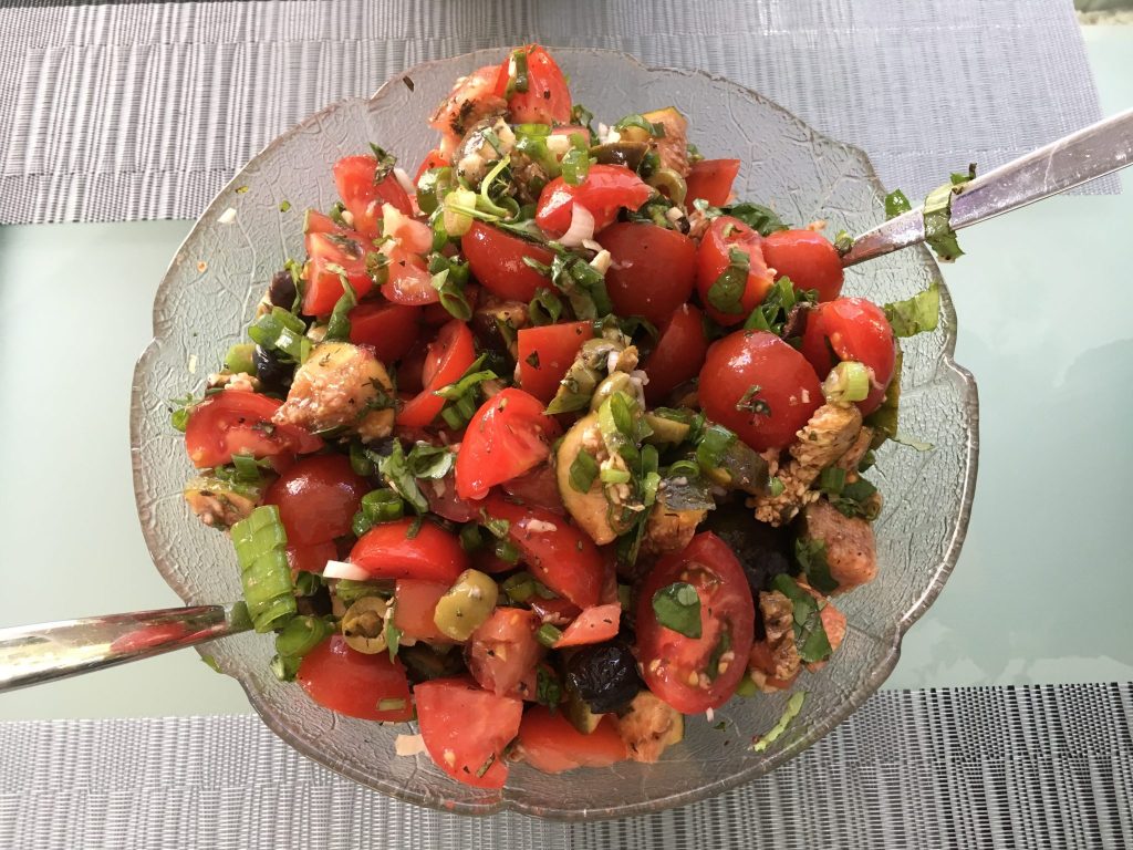 Tomaten Salat mit Feigen, Macadamia Nüssen und Oliven