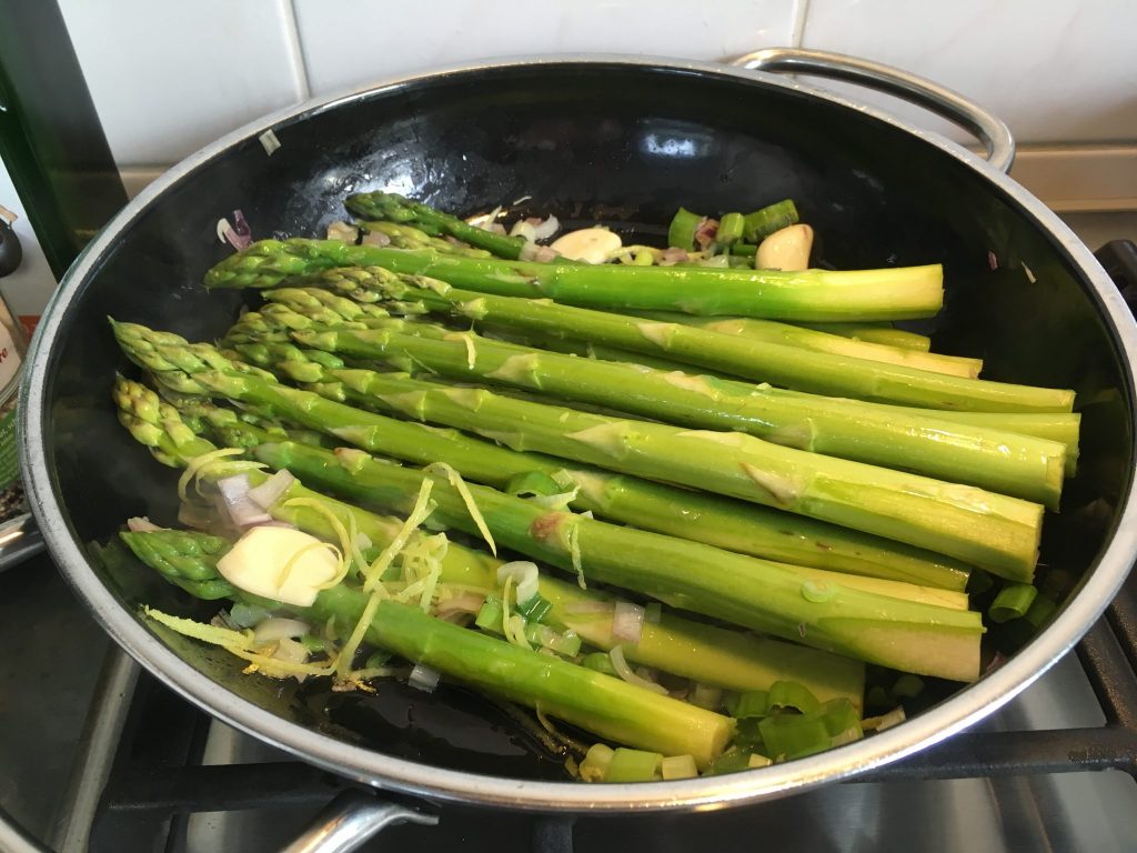 Orangen Spargel mit Nüssen und Kürbiskernöl-Zitronen Marinade mit Chili