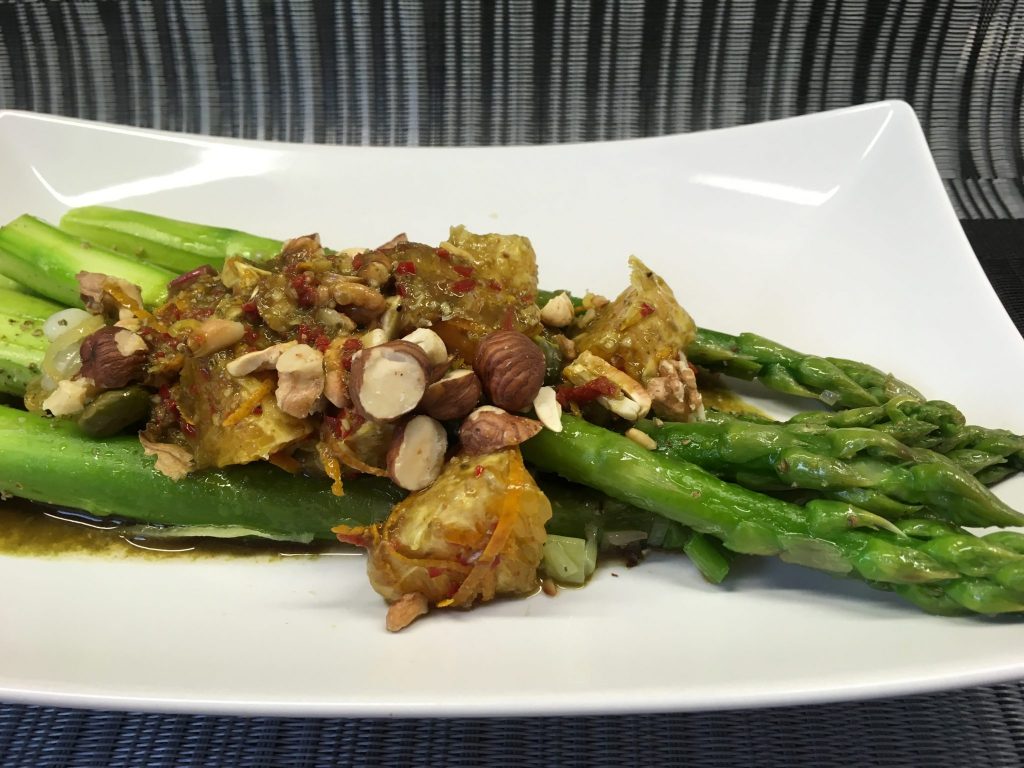 Orangen Spargel mit Nüssen und Kürbiskernöl-Zitronen Marinade mit Chili