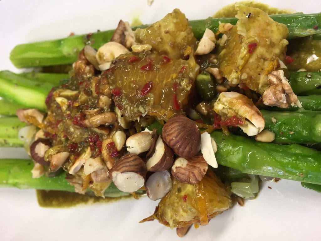 Orangen Spargel mit Nüssen und Kürbiskernöl-Zitronen Marinade mit Chili