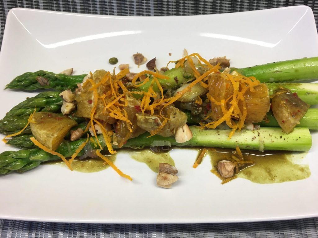 Orangen Spargel mit Nüssen und Kürbiskernöl-Zitronen Marinade mit Chili