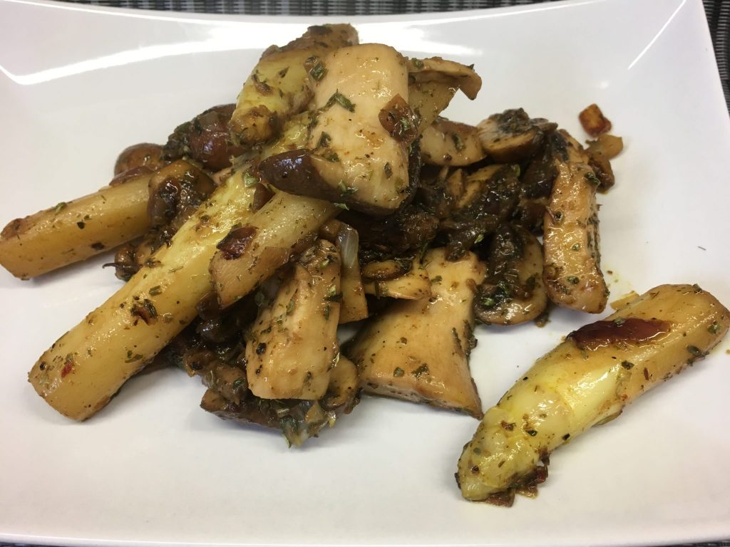 Gebratener Spargel mit Pilzen und Balsamico Knoblauch Marinade