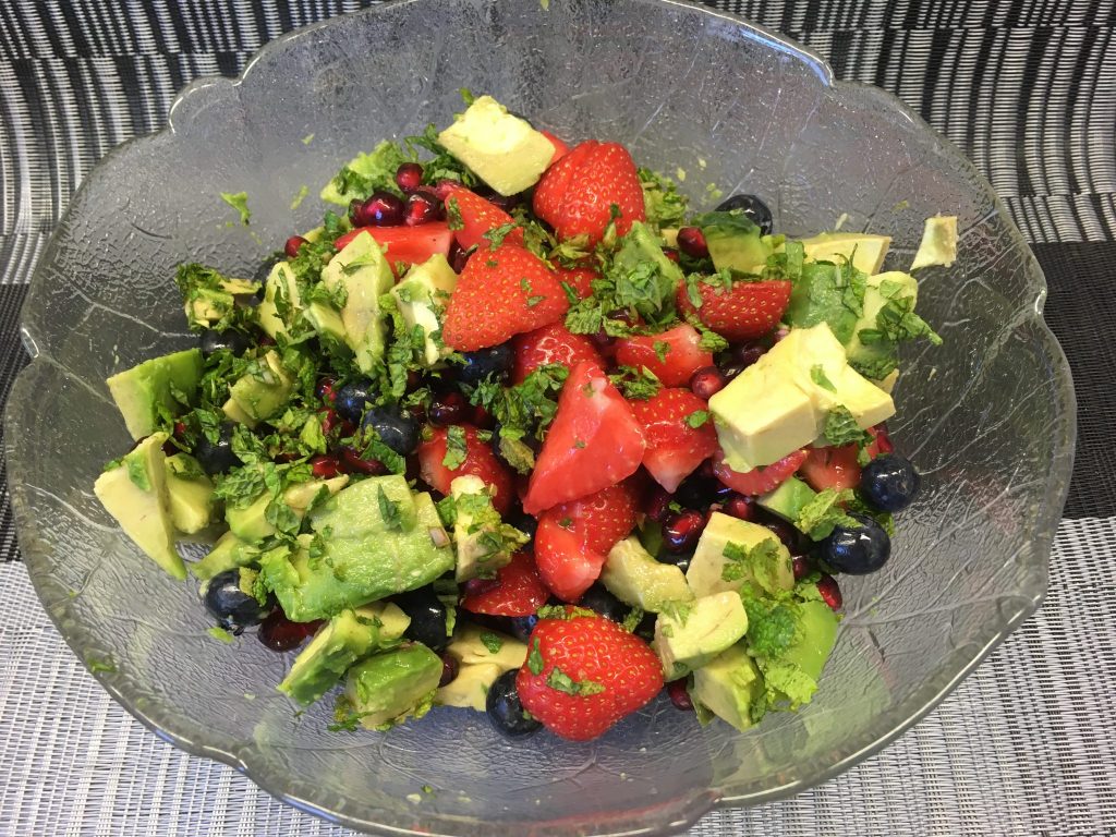 Avocado Salat mit Erdbeeren, Heidelbeeren, Quinoa und Erdbeer Mohn Dressing