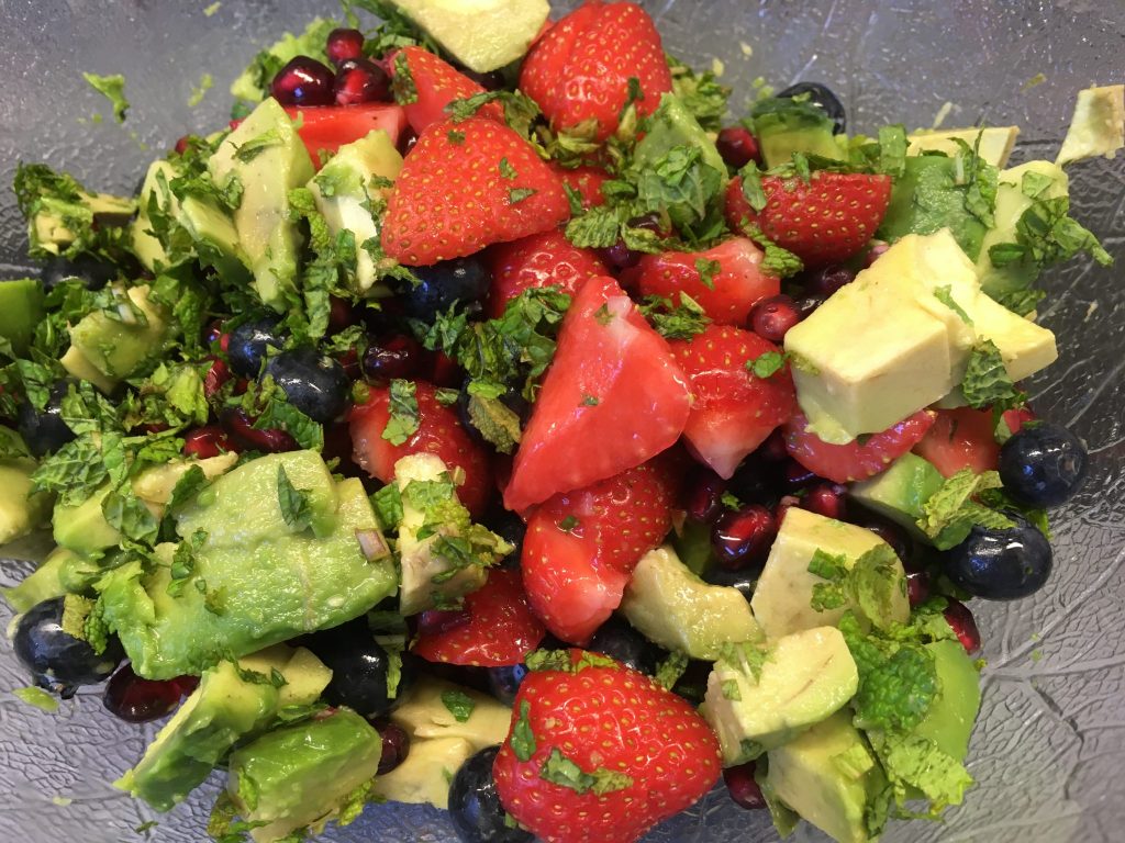 Avocado Salat mit Erdbeeren, Heidelbeeren, Quinoa und Erdbeer Mohn Dressing