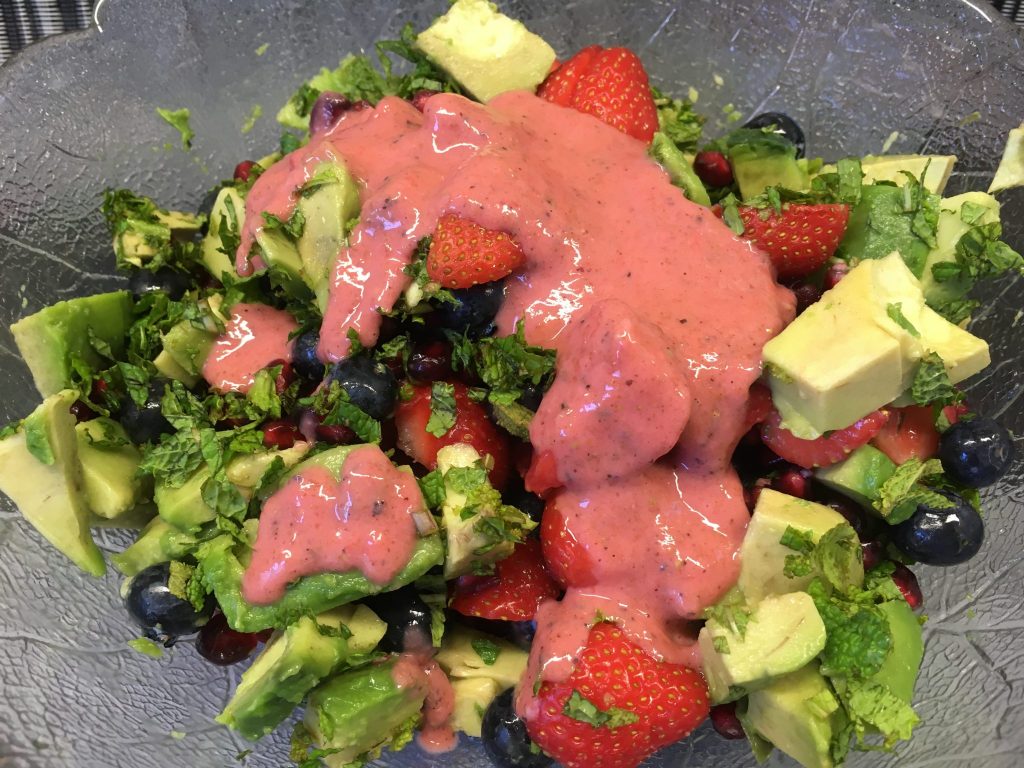 Avocado Salat mit Erdbeeren, Heidelbeeren, Quinoa und Erdbeer Mohn Dressing