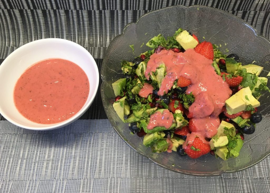 Avocado Salat mit Erdbeeren, Heidelbeeren, Quinoa und Erdbeer Mohn Dressing
