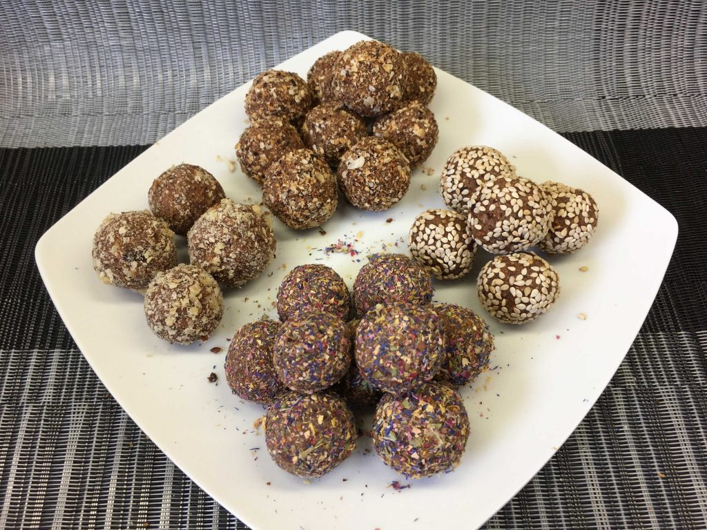 Energiebällchen aus Erdmandeln mit Cranberries, Datteln, Vanille, Ingwer und Zimt