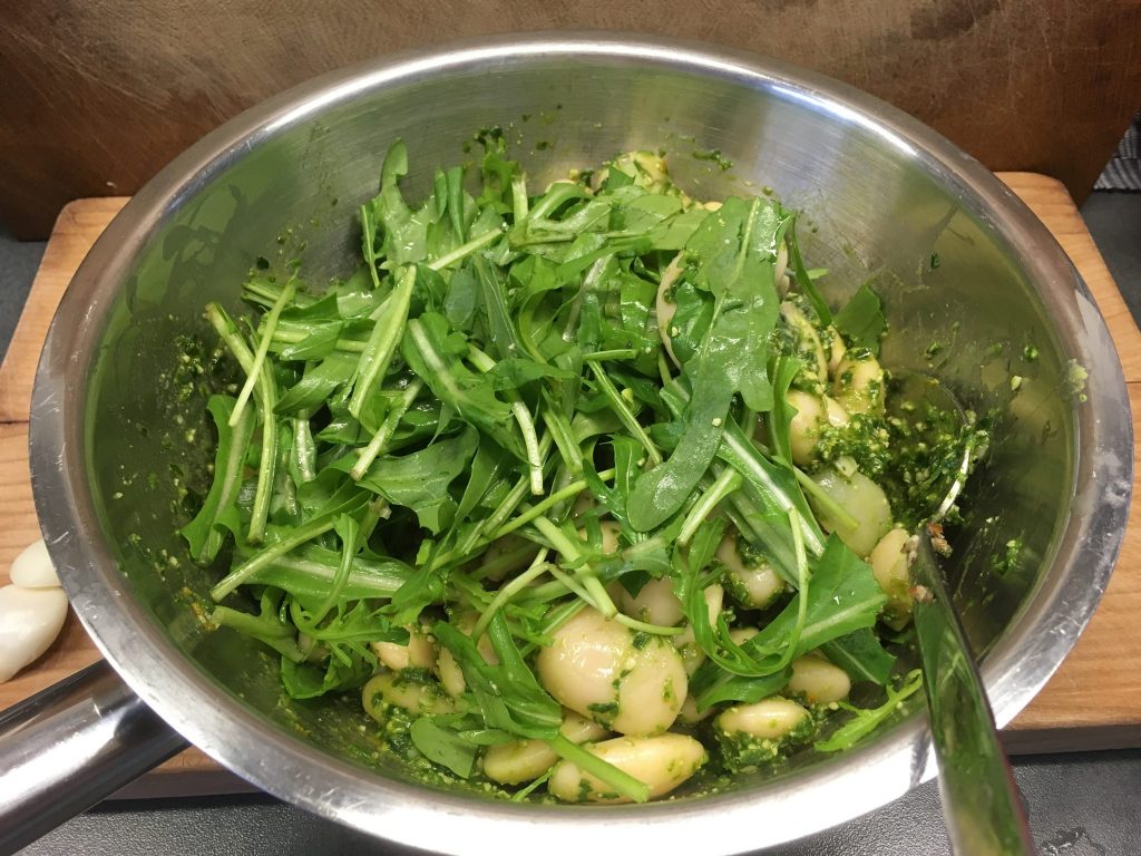 Warmer Rucola Salat mit weißen Bohnen und Bärlauch Pesto mit Cashew und Orange