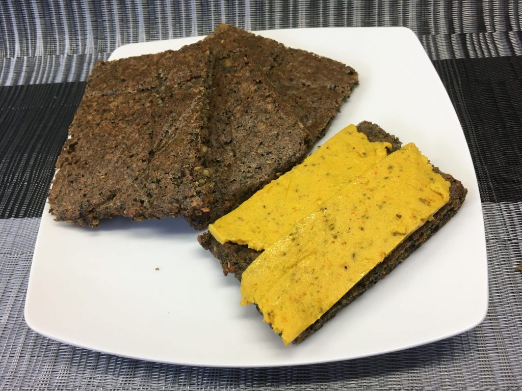 Paleo Brot mit veganem Cheddar