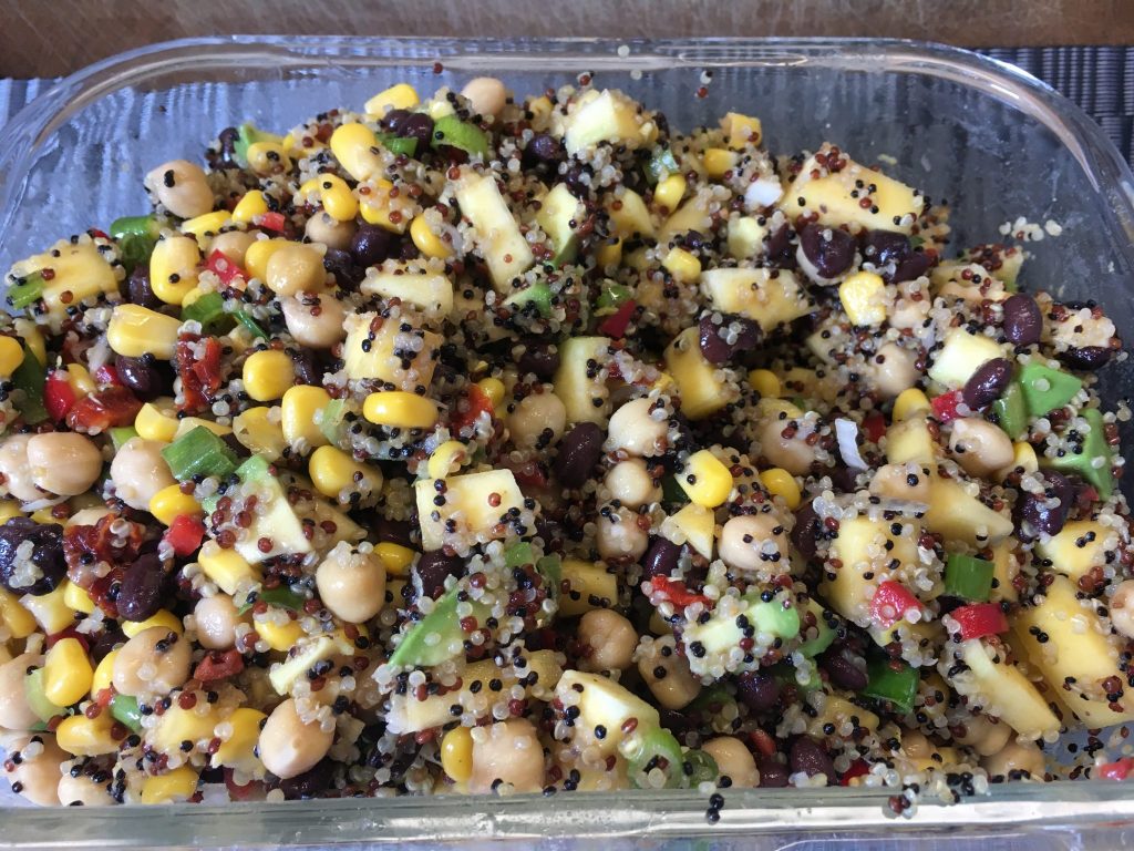 Quinoa Salat mit Mango, Black Beans, Mais und Limetten Dressing
