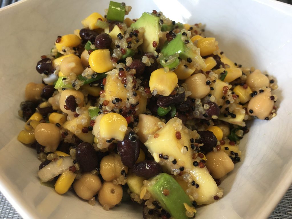 Quinoa Salat mit Mango, Black Beans, Mais und Limetten Dressing