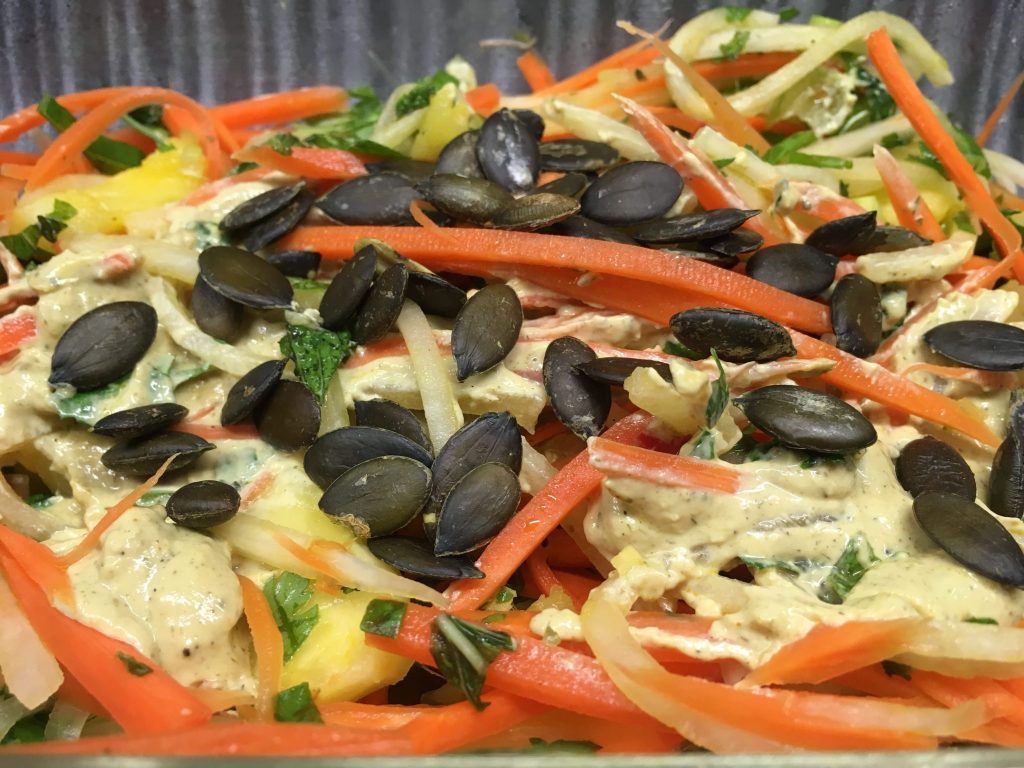 Karotten Salat mit Rosinen, Kürbiskernen und Lemon Curry Tahini Dressing