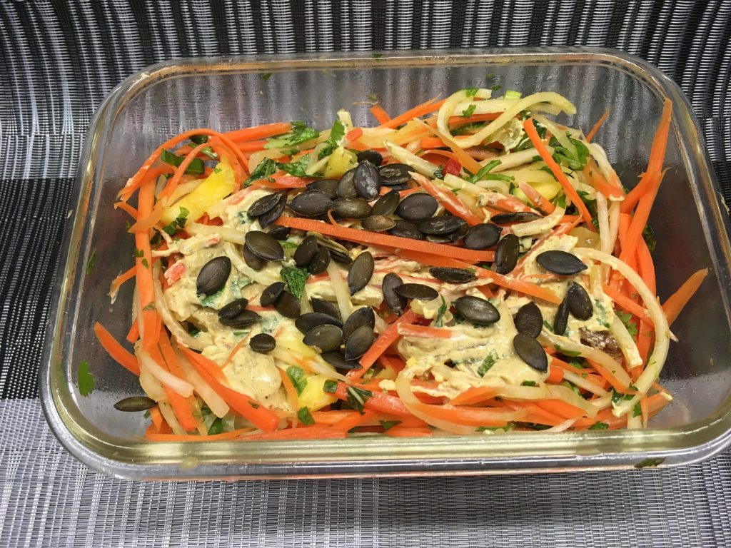 Karotten Salat mit Rosinen, Kürbiskernen und Lemon Curry Tahini Dressing