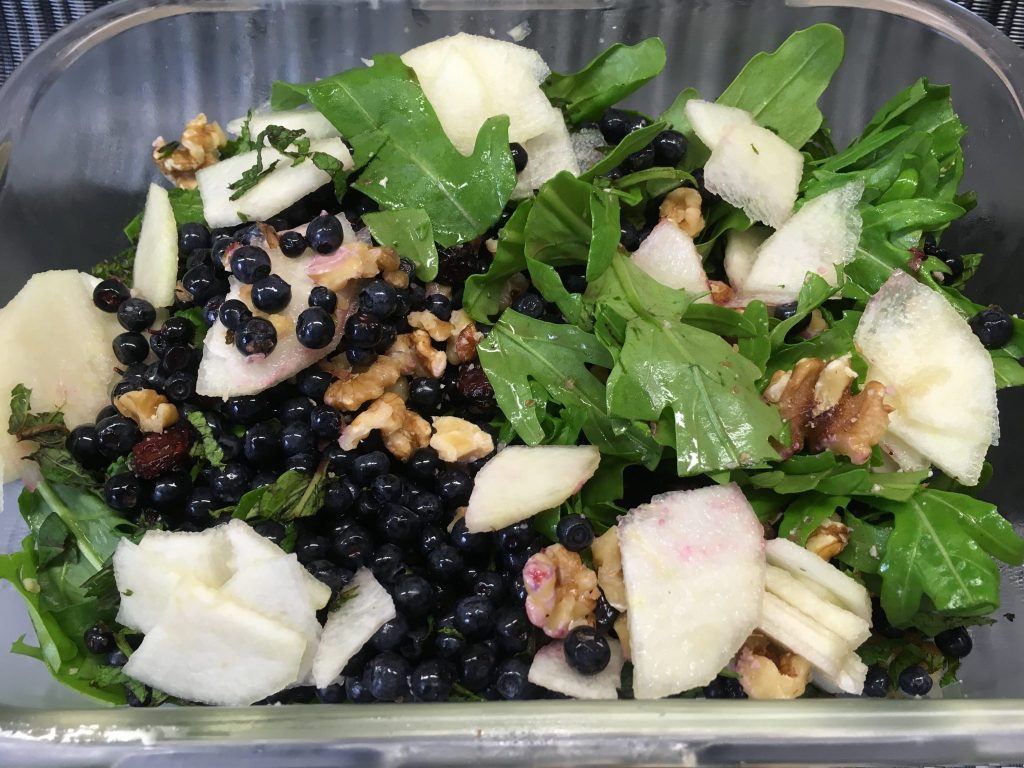 Rucola Salat mit Heidelbeeren, Birne, Walnüssen, Cranberries und Minze