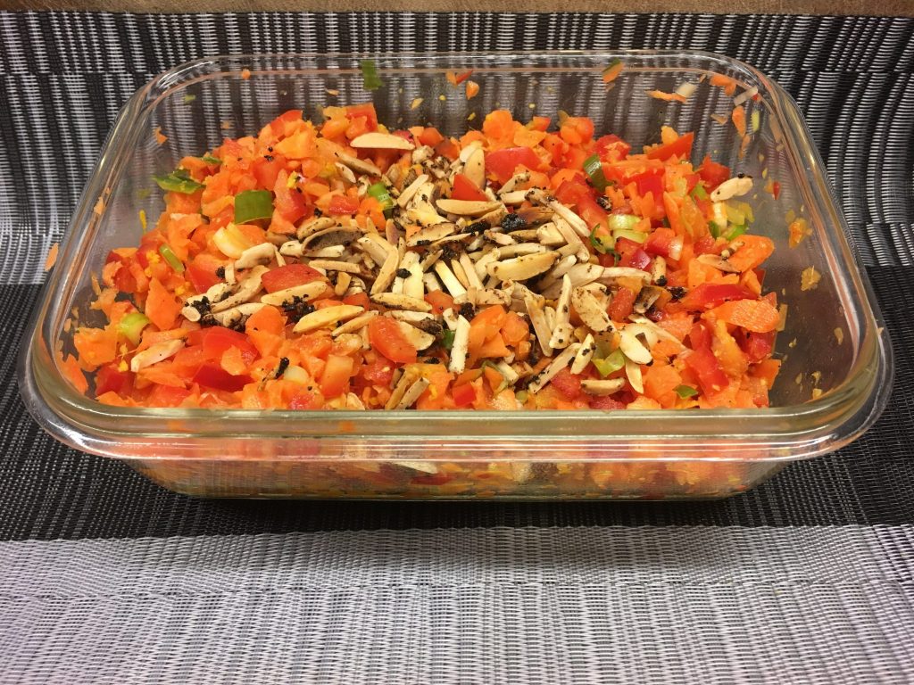 Karotten Paprika Salat mit Chili Mandel Krokant und Orangen Ingwer Dressing
