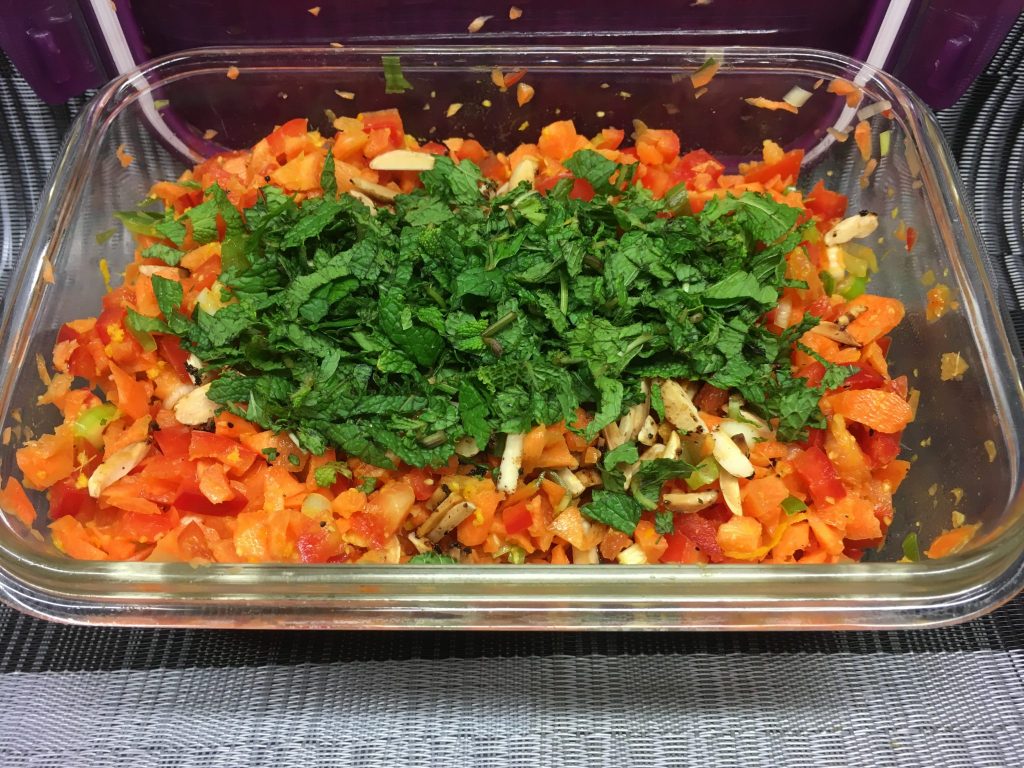 Karotten Paprika Salat mit Chili Mandel Krokant und Orangen Ingwer Dressing