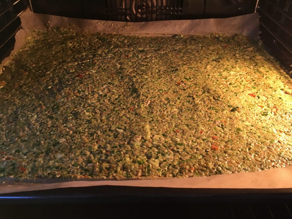 Cracker aus Sonnenblumenkernen, Rucola, Zucchini und Sesam