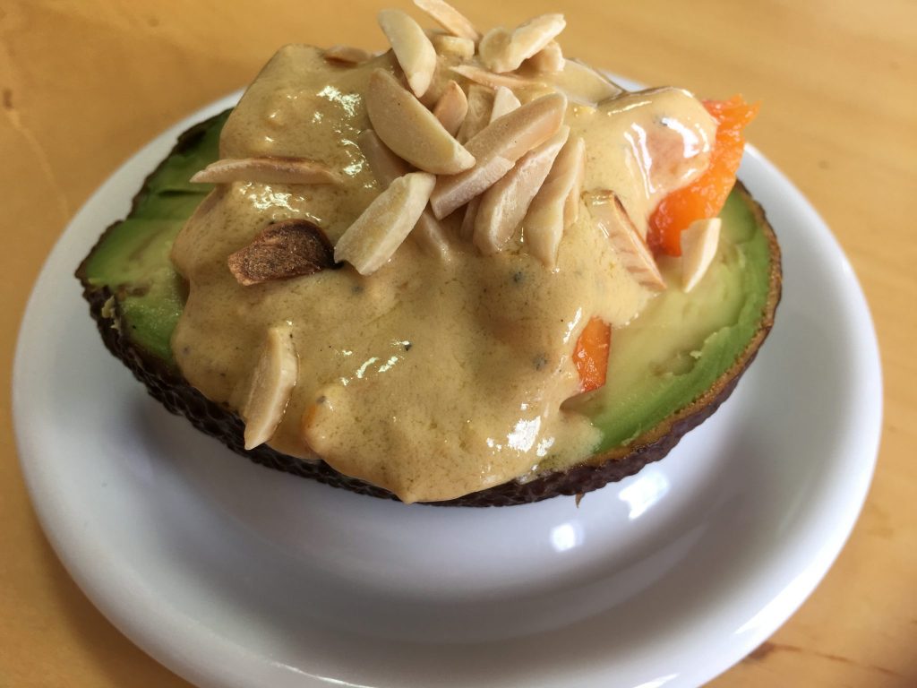 Gefüllte Avocado mit Orangen Ingwer Tahini Dressing