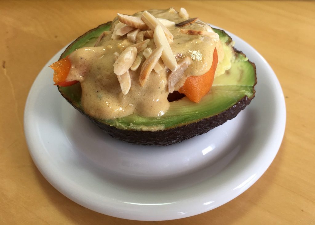 Gefüllte Avocado mit Orangen Ingwer Tahini Dressing