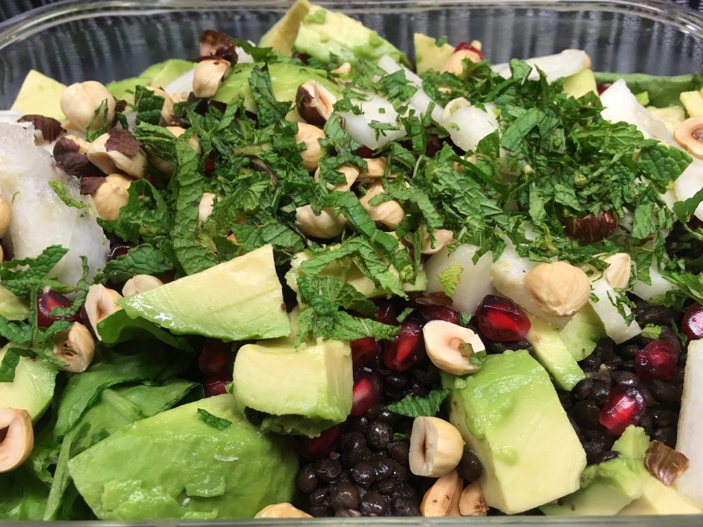 Spinat Salat mit Beluga Linsen, Avocado, Haselnüssen und Granatapfel und Orangen Tahini Dressing