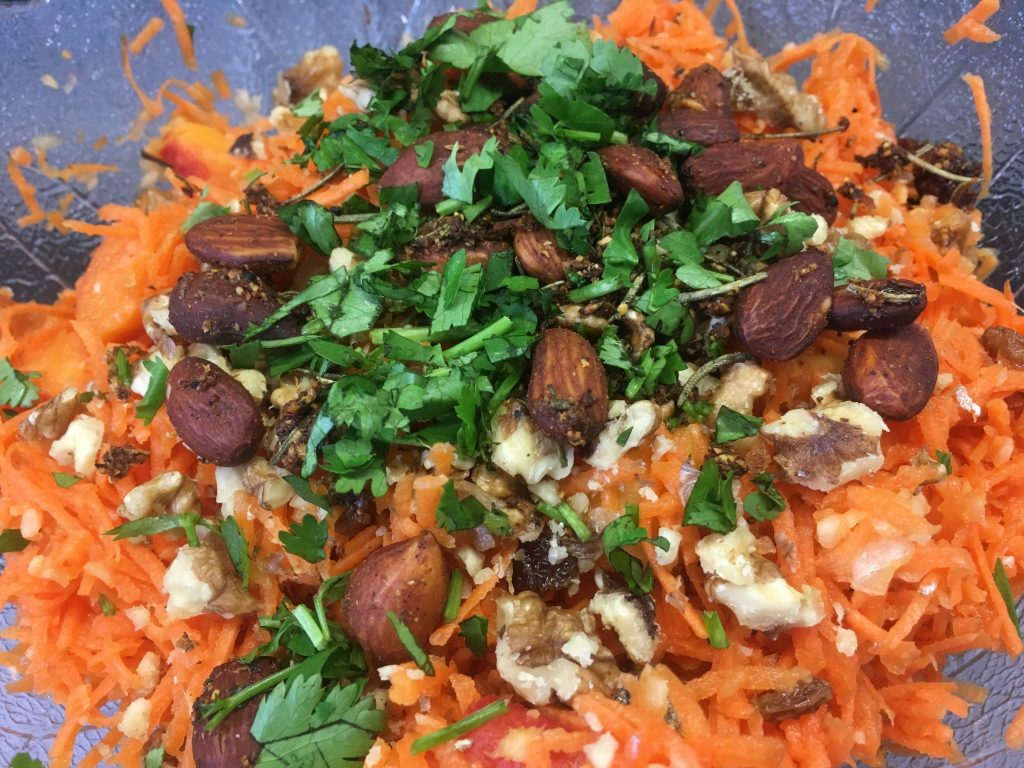 Karottensalat mit Cranberries, Mandeln und Honig-Harissa-Safran Dressing