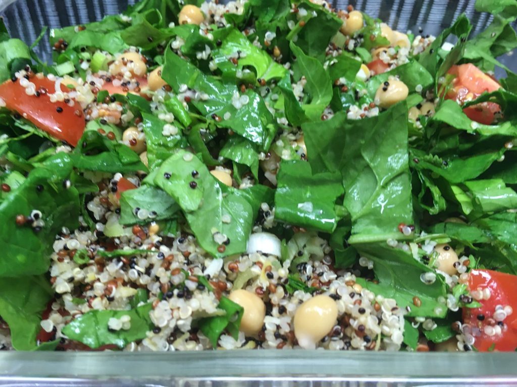 Zitronen Quinoa Salat mit Kichererbsen, Tomaten, Avocado, Spinat und Koriander