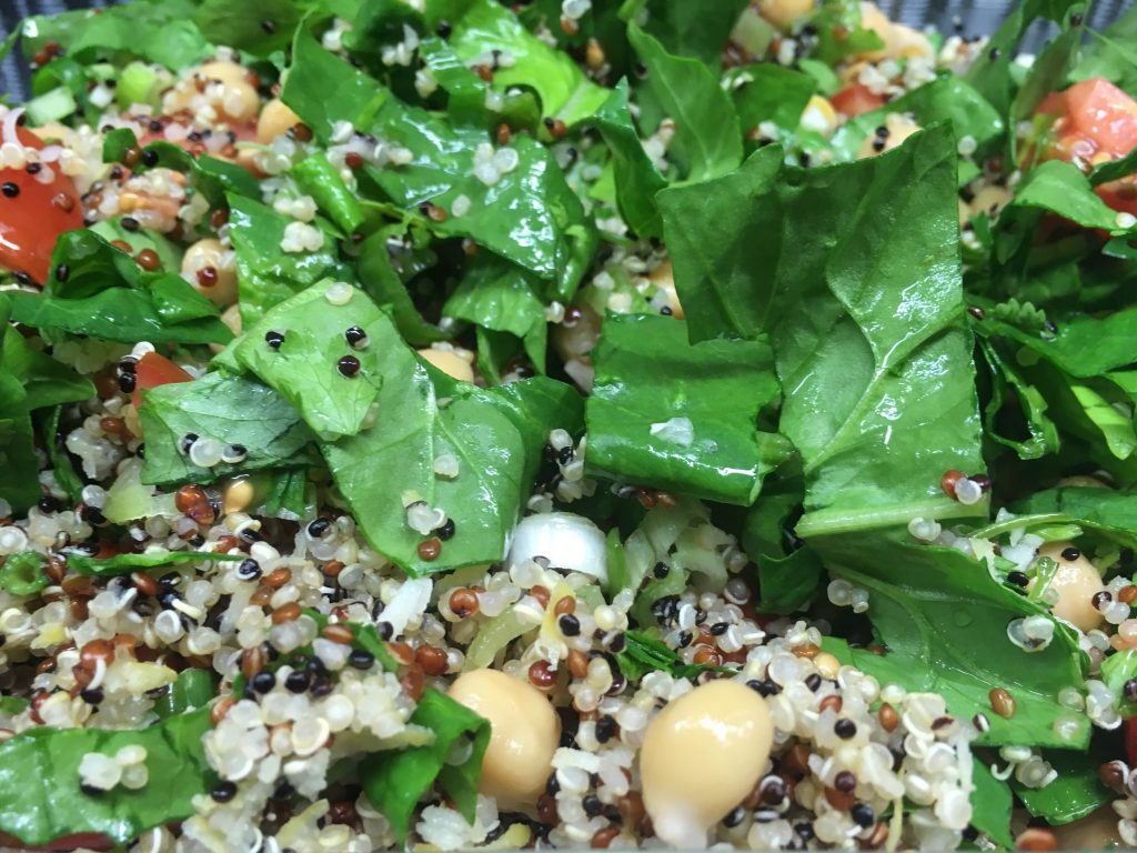 Zitronen Quinoa Salat mit Kichererbsen, Tomaten, Avocado, Spinat und Koriander