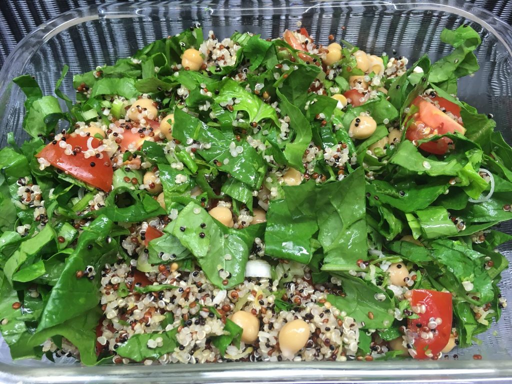 Zitronen Quinoa Salat mit Kichererbsen, Tomaten, Avocado, Spinat und Koriander