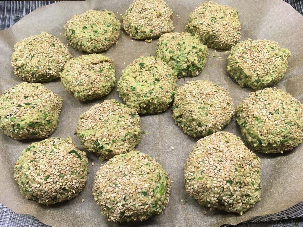 Mandel Spinat Falafel mit Sesamkruste