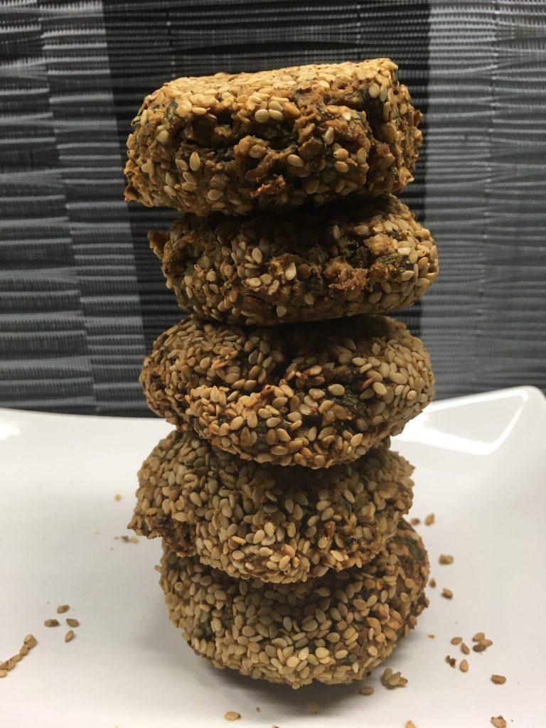 Mandel Spinat Falafel mit Sesamkruste