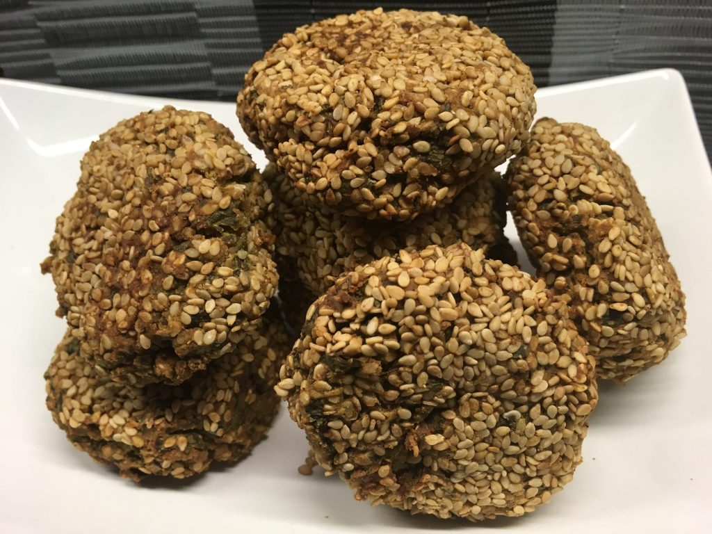 Mandel Spinat Falafel mit Sesamkruste