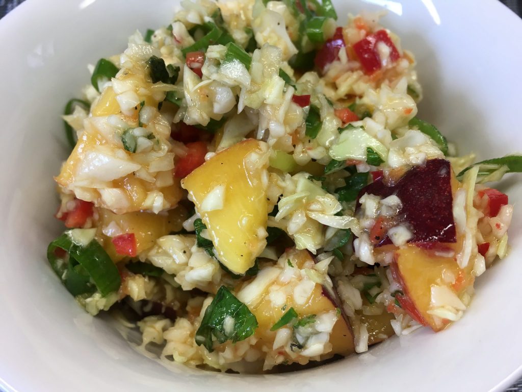 Spitzkohl Salat mit Nektarinen und Paprika Chili Dressing 