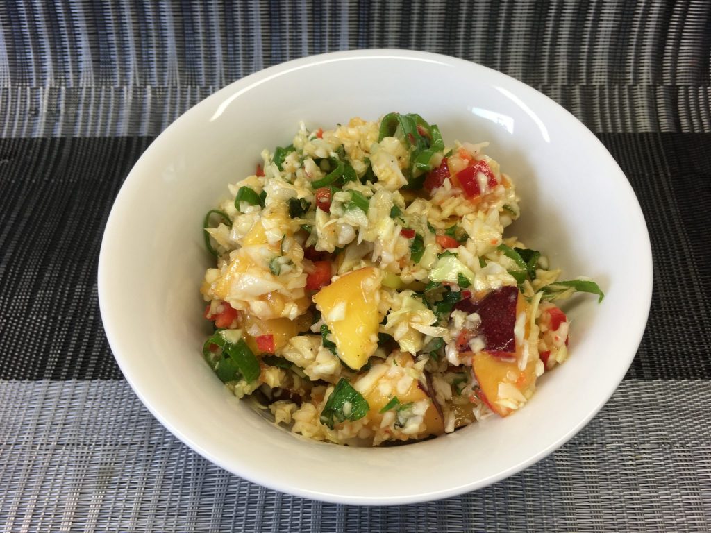Spitzkohl Salat mit Nektarinen und Paprika Chili Dressing 