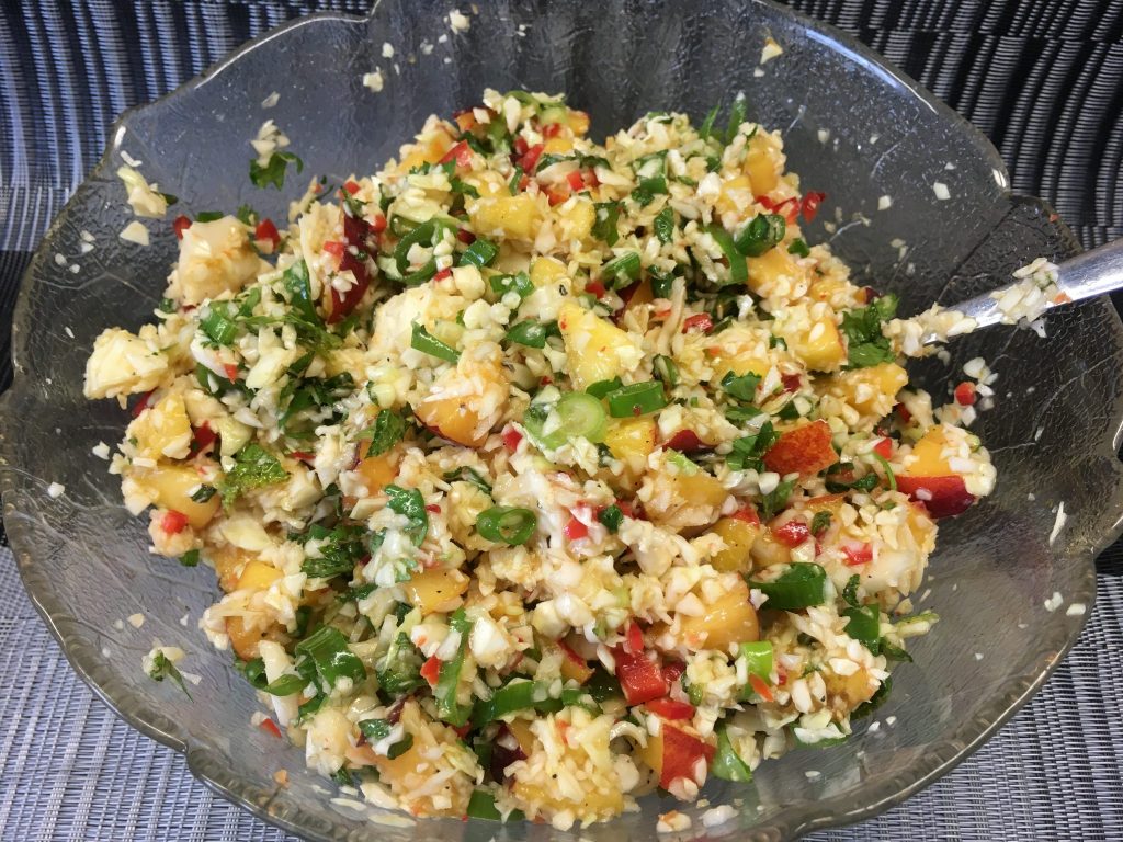 Spitzkohl Salat mit Nektarinen und Paprika Chili Dressing 