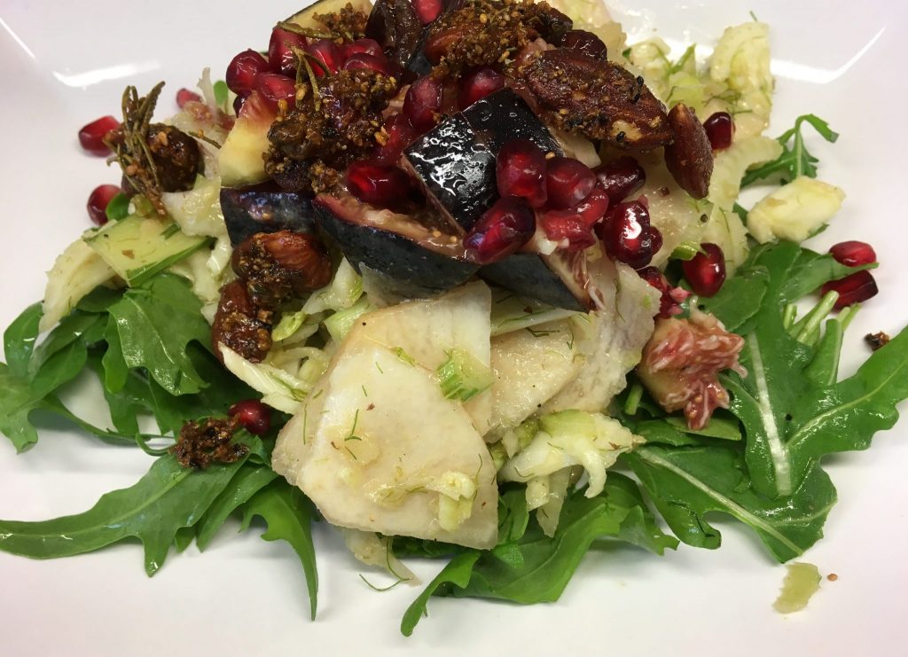 Fenchel Salat mit Feigen, Birne, Rucola, Mandeln und Granatapfelkernen
