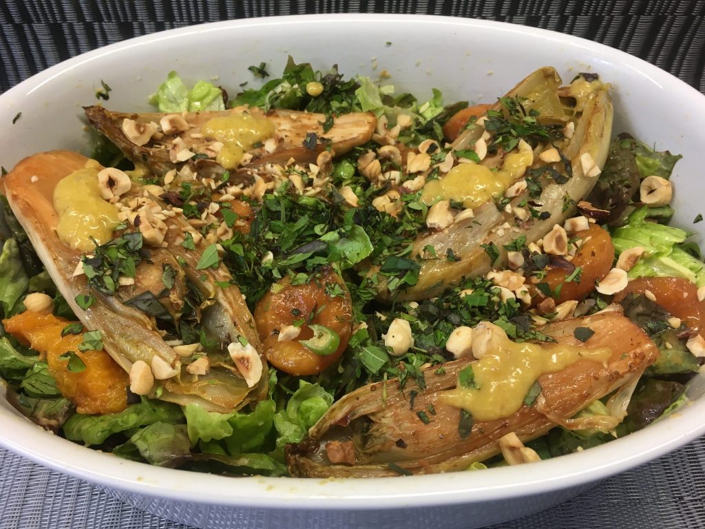 Blattsalat mit gerösteten Chicorée und Aprikosen-Ingwer-Vinaigrette