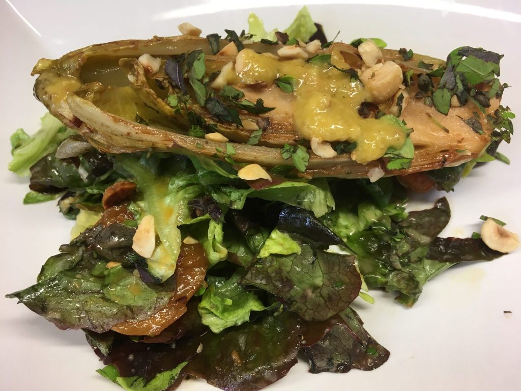 Blattsalat mit gerösteten Chicorée und Aprikosen-Ingwer-Vinaigrette