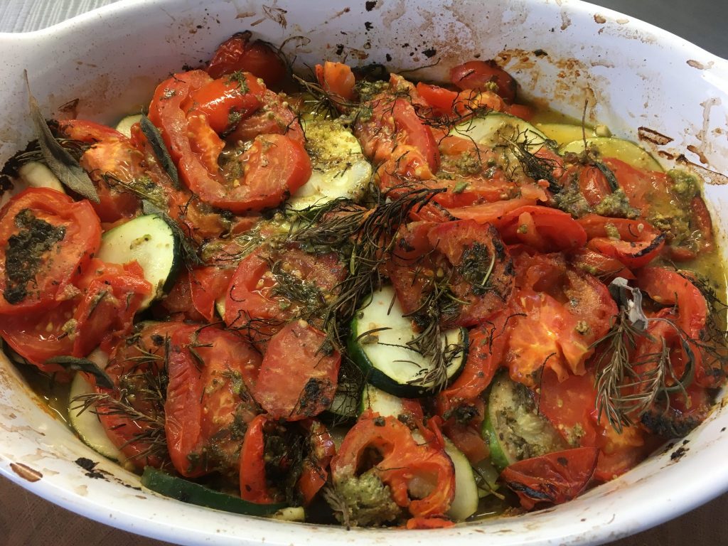 Gebackene Zucchini und Tomaten mit Pesto und Olivenkraut