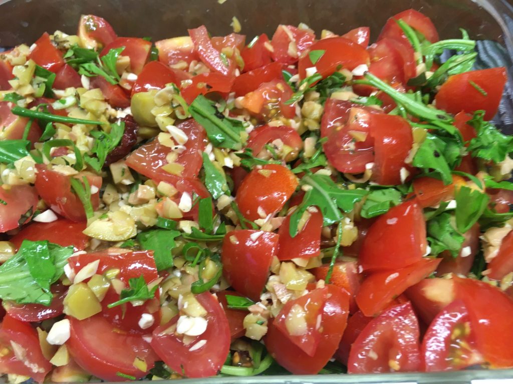Tomatensalat mit Mandeloliven und Kräutern