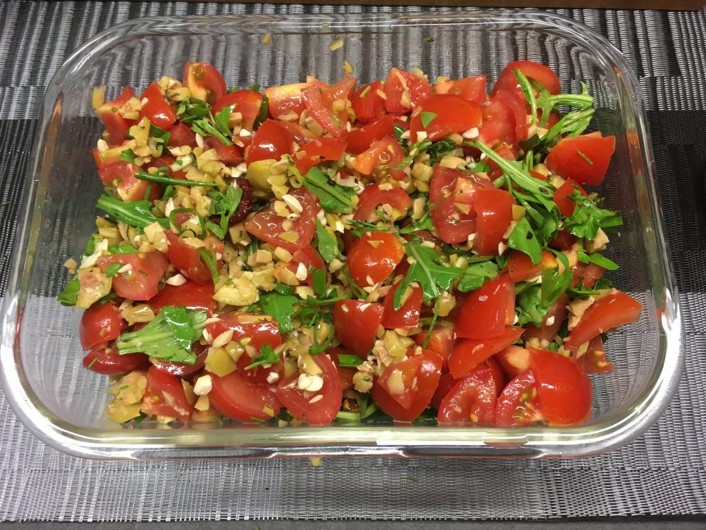 Tomatensalat mit Mandeloliven und Kräutern