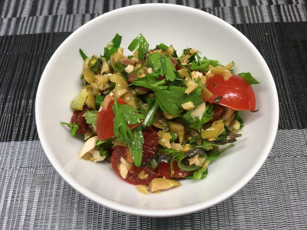 Tomatensalat mit Mandeloliven und Kräutern