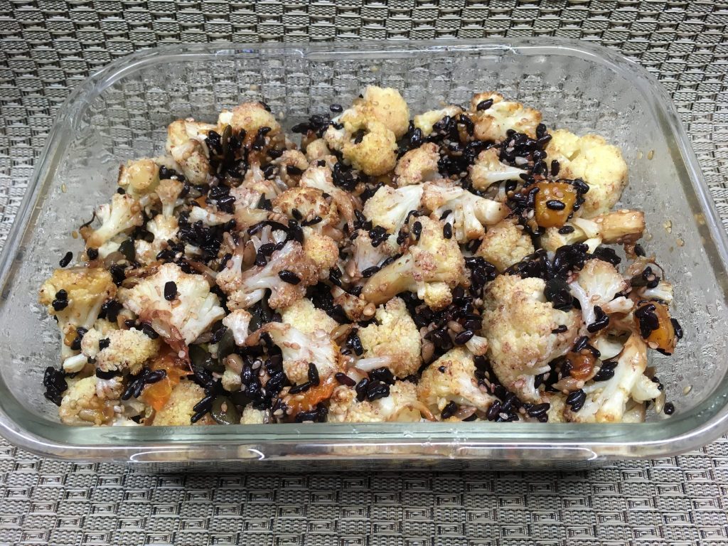 Gerösteter Blumenkohl mit schwarzem Reis und Aprikosen Miso Dressing