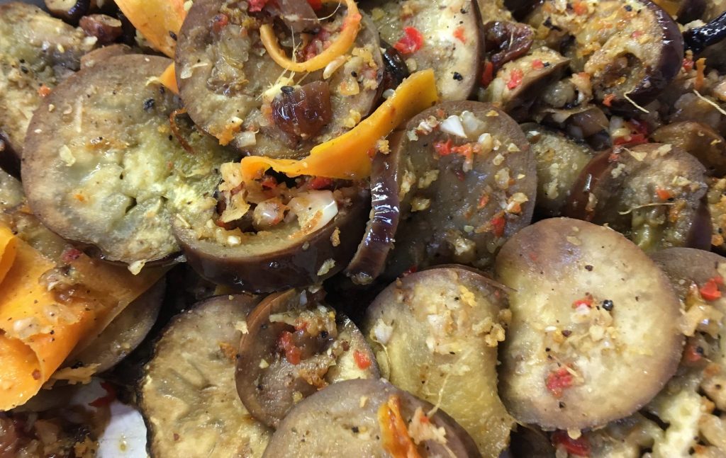 Blattsalat mit gerösteten Auberginen und Karotten, Rosinen und Haselnüssen